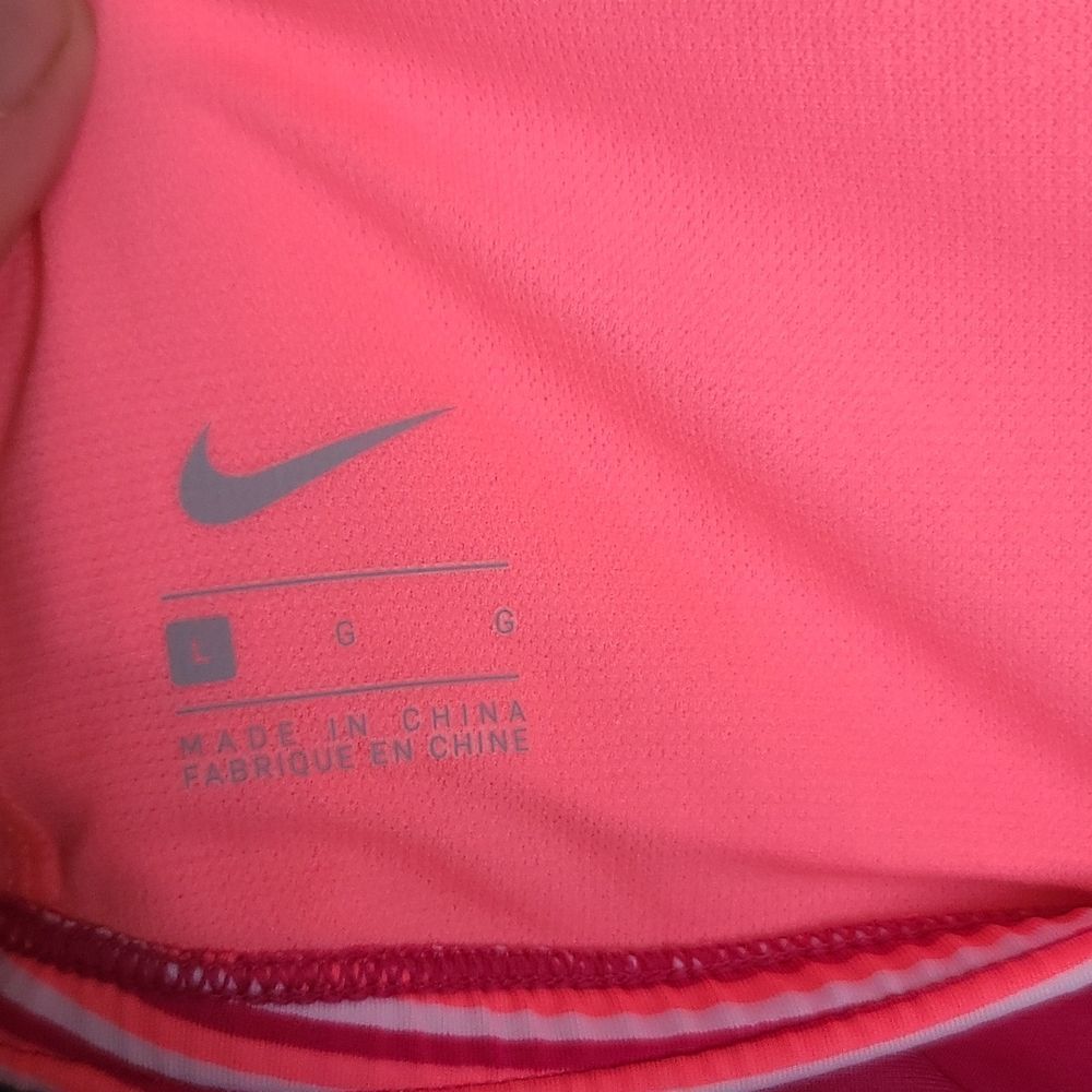 NIKE Workout top. - Picture 10 of 12